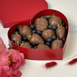Клубника в шоколаде с голубикой подарочная
